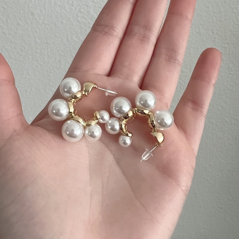 ✨Faux Pearl Hoop Earrings - Picture 2 of 8